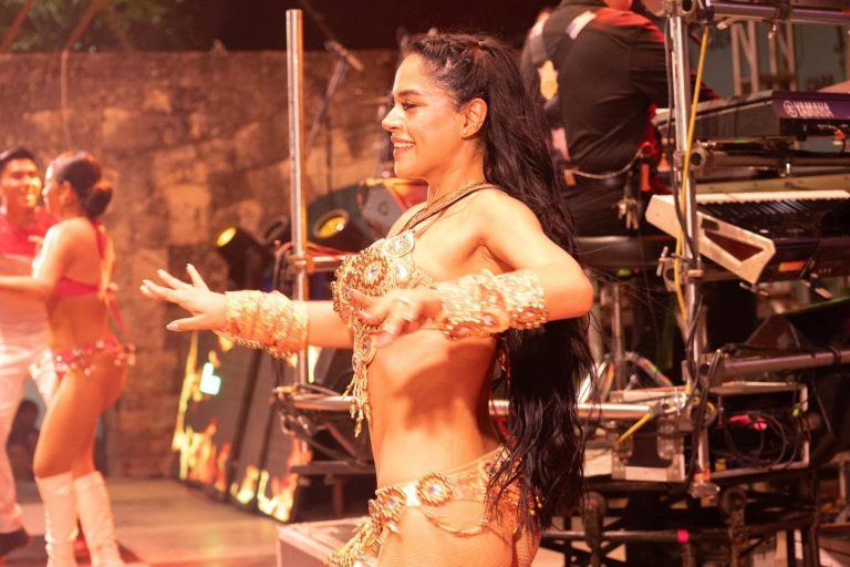 ¡ARLET REGRESA A LOS ESCENARIOS y brilla en el arnaval de Felipe Carrillo Puerto! 🌟