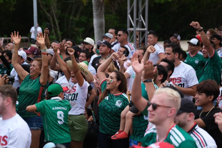 Mara Lezama vive la pasión del Mundial junto a la afición en Malecón Tajamar de Cancún